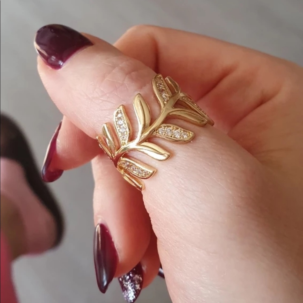 New Women’s Yellow Gold Diamond Beautiful LeafRing - Picture 3 of 5